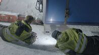 Ice Road Rescue - Extremrettung in Norwegen – Thord und Eirik halten die Augen offen und versuchen, den Ausleger des Rettungswagens unter einen Anhänger mit gebrochenen Stützbeinen zu schieben (National Geographic for Disney).