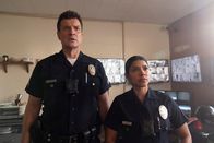 The Rookie – Auf der Suche nach der vermissten Abigail stoßen Officer John Nolan (Nathan Fillion, l.) und Celina Juarez (Lisseth Chavez, r.) auf erste Hinweise, die sie zu einem möglichen Täter führen könnten.