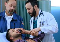 Atlanta Medical – Der Gigolo Channing Brewster (Jai Rodriguez, liegend) wird mit Glassplittern im Auge eingeliefert, doch das scheint nicht alles zu sein. Kann Irving (Tasso Feldman, r.) ihm helfen?; Der Gigolo Channing Brewster (Jai Rodriguez, liegend) wird mit Glassplittern im Auge eingeliefert, doch das scheint nicht alles zu sein. Kann Irving (Tasso Feldman, r.) ihm helfen?