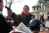 Direct Contact – Erst viel zu spät geht Ex-Special-Forces-Soldat Mike Riggins (Dolph Lundgren, r.) auf, dass US-Strippenzieher Connelly (Michael Paré, l.) schon viel zu lange auf dieser Erde wandelt ...