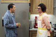 Two and a Half Men – Alan (Jon Cryer, l.) ist reichlich irritiert über die Anwesenheit von Waldens Freund Barry (Clark Duke, l.) in der Küche ...