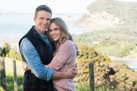 Mit Liebe umgarnt – l-r: Samuel King (Simon Arblaster), Sophie (Anna Hutchison)