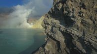 Traumorte – Das schwefelhaltige Wasser des Ijen Kratersees gilt als das größte Säurefass der Erde.