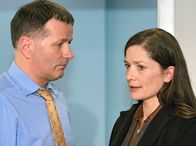 In aller Freundschaft – Christina Schroth (Iris Böhm) taucht überraschend im Ärztezimmer der Sachsenklinik auf. Sie erzählt Roland Heilmann (Thomas Rühmann), dass Lisa einen Streit zwischen ihr und ihrem Mann Viktor mitbekommen hat und jetzt weiß, dass Roland ihr Vater ist.