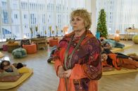 Der letzte Bulle – Gitta (Dagmar Biener) kann nicht glauben, dass ausgerechnet auf einer ihrer Kuschelpartys eine junge Frau ermordet wurde ...