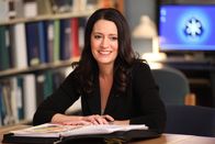 Community – Hat eine Idee, wie Greendale von Changs plötzlichem Erfolg im Showbiz profitieren könnte: Frankie (Paget Brewster) ...