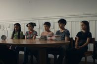 ECHT friends – Fünf durchnässte Schulkinder (v.l.n.r.) - Milli (Marie Ngando), Châu (Ngoc Nhi Ha Tran), Tom (Noah Bailey), Pit (Metkan Kalan) und Liv (Marie Wahl) - sitzen bei der Direktorin, weil sie alle im Schulkeller waren als der Feueralarm losging. Keiner von ihnen will zugeben, wer für den Alarm verantwortlich ist.