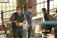 Scorpion – Sylvester (Ari Stidham, l.) ist sich sicher, dass sein kleines Experiment mit Drew (Brendan Hines, M.) auch für Paige (Katharine McPhee, r.) einige interessante Erkenntnisse bringen wird ...