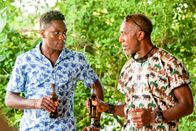 Death in Paradise – Das neue, noch etwas unbeholfene Teammitglied JP (Tobi Bakare, l.) lässt sich von Dwayne (Danny John Jules, r.) noch jede Menge Tipps geben.
