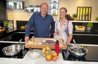 Der Vorkoster – Björn Freitag und die Tönisvorster Apfelkönigin Jacqueline Huhndorf (r) kochen ein Menü mit Äpfeln.