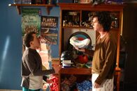The Middle – Ist es wirklich eine gute Idee, dass Axl (Charlie McDermott, r.) seinen kleinen Bruder Brick (Atticus Shaffer, l.) Auto fahren lässt, obwohl dieser erst lernt, wie es geht?