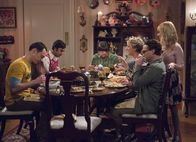 The Big Bang Theory – Ein Stromausfall im Haus von Mrs. Wolowitz führt dazu, dass die Freunde ein letztes Familienessen zu ihren Ehren veranstalten: Bernadette (Melissa Rauch, r.), Howard (Simon Helberg, 3.v.l.), Sheldon (Jim Parsons, l.), Leonard (Johnny Galecki, 2.v.r.), Penny (Kaley Cuoco, 3.v.r.) und Raj (Kunal Nayyar, 2.v.l.) ...