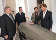 Der Staatsanwalt – Der Anwalt Thomas Sautier (Thomas Heinze, r.) ist bestürzt über den Mord an seiner Frau. Staatsanwalt Bernd Reuther (Rainer Hunold, l.) und Kommissar Christian Schubert (Simon Eckert, 2.v.r.) wissen nicht, ob sie dem Ehemann seine Trauer abkaufen sollen. Hat der gerissene Anwalt vielleicht doch etwas zu verbergen?