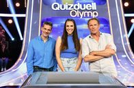 Quizduell-Olymp – Moderatorin Esther Sedlaczek (M.) mit den Kandidaten des Teams "Comedy": Rick Kavanian (l.) und Christian Tramitz (r.) - beide Schauspieler und Comedians.