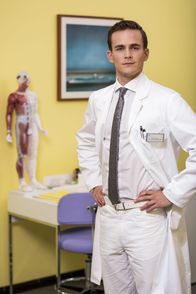 Bettys Diagnose – Dr. Tobias Lewandowski (Eric Klotzsch).