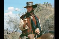 Ein Fressen für die Geier – Söldner Hogan (Clint Eastwood) reitet allzeit bereit durch die mexikanische Wüste und droht drei Männern, die eine Frau bedrängen, mit seinem Revolver.
