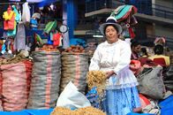 Unsere Kontinente – Auf dem Markt in Urubamba in Peru bietet die ländliche Bevölkerung ihre Waren an.