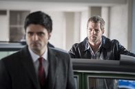 Der letzte Bulle – Muss erkennen, dass auch sein Partner Andreas (Maximilian Grill, l.) ihn belogen hat: Mick (Henning Baum, r.) ...
