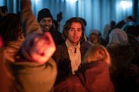 Years and Years – Viktor Goraya (Maxim Baldry) besucht ein Party, die nach einer Demo steigt.
