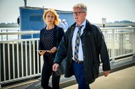 Friesland – Der Leiter des Ems-Sperrwerks, Uwe Teek (Michael Schiller), ist genervt von seiner Assistentin Paulina Kempf (Annika Ernst) und trägt ihr auf, all seine Termine zu verlegen.