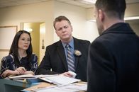 Elementary – Warum wurde der Taschendieb Apollo Mercer, der beim Diebstahl auf dem Union Square erwischt wurde, das Opfer eines Giftanschlags? Watson (Lucy Liu, l.), Capt. Gregson (Aidan Quinn, M.) und Holmes (Jonny Lee Miller, r.) ...