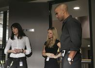 Criminal Minds – Sind total überrascht, als plötzlich Kevin Lynch im Büro auftaucht: Derek (Shemar Moore, r.), Emily (Paget Brewster, l.) und 'JJ' (AJ Cook, M.) ...