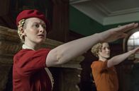 planet schule: Krieg der Träume – Unity Mitford (Charlotte Merriam) , Tochter einer britischen Adelsfamilie, schwärmt für Adolf Hitler. Genau wie ihre ältere Schwester Diana gehört sie zu der wachsenden Gruppe von Briten, die sich in den 1930er Jahren für den Faschismus begeistern – im Gegensatz zu ihrer jüngeren Schwester Jessica, die eine überzeugte Kommunistin ist.