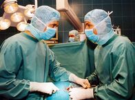In aller Freundschaft – MDR Fernsehen IN ALLER FREUNDSCHAFT FOLGE 170, "Ein leichtfertiges Versprechen" Uhr. Philipp Brentano (Thomas Koch, rechts) hat seinen ersten Patienten als Assistenzarzt auf dem OP-Tisch und riskiert durch großem Ehrgeiz das Leben des jungen Mannes - für Chefarzt Heilmann (Thomas Rühmann) geht er einen Schritt zu weit.