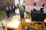 Der Bulle und das Landei – Für Kati (Dian Amft), Killmer (Uwe Ochsenknecht; Mitte) und Ralf (Andreas Birkner) ist nicht schwer zu erkennen, dass es sich um Alfred Maulbachs Leiche handelt, die da in seinem eigenen Häcksler steckt. Fragt sich, wer den aussichtsreichen Bürgermeisterkandidaten auf solch spektakuläre Weise aus dem Wege geräumt hat.