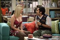 The Big Bang Theory – Damit sich Raj (Kunal Nayyar) ungezwungen mit seiner zukünftigen Frau Lalita unterhalten kann, lässt sich Penny (Kaley Cuoco) etwas Besonderes einfallen.
