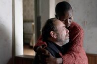 Hafen ohne Gnade – Joy (Eliane Umuhire) und Pierre Leprieur (Olivier Gourmet) haben viel Zeit miteinander verbracht.