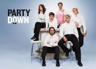 Party Down – (im Uhrzeigersinn) Casey Klein (Lizzy Caplan); Henry Pollard (Adam Scott); Ron Donald (Ken Marino); Constance Carmell (Jane Lynch); Kyle Bradway (Ryan Hansen); Roman DeBeers (Martin Starr)
