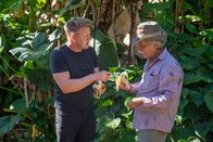 Gordon Ramsay: Kulinarische Abenteuer – Hawaii - Farmer, Chuck Boerner (R), shares sweet, red bananas with Gordon Ramsay.
