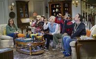The Big Bang Theory – Eine Dating-App soll nach der Meinung von Bernadette (Melissa Rauch, 2.v.l.), Raj (Kunal Nayyar, 2.v.r.), Howard (Simon Helberg, 3.v.l.), Stuart (Kevin Sussman, r.) und Penny (Kaley Cuoco, 3.v.r.) Frisch-Single Amy (Mayim Bialik, l.) wieder an den Mann bringen ...