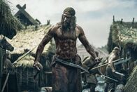 3satThementag: Midsommar: The Northman – Mit seinen Kriegergefährten richtet Amleth (Alexander Skarsgård) in einem Dorf ein regelrechtes Blutbad an.