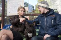 Danni Lowinski – Bei ihrem neuen Fall erhält Danni (Annette Frier, l.) tatkräftige Unterstützung von Hannes (Tino Mewes, r.) .