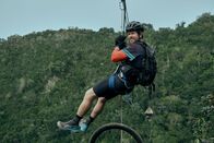 Filmnacht im ZDF: Arthur der Große – Seilbahn, improvisiert: Die Überquerung einer tiefen Dschungelschlucht mit den Fahrrädern wird zu einem Wagnis für Michael (Mark Wahlberg) und sein Team, weil die Brücke morsch ist.