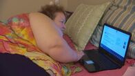 Mein Leben mit 300 kg – Janine researching Dr Now on her computer.