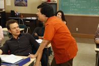 Community – Weil er im Spanischkurs ein kleines Nickerchen gemacht hat, zieht sich Jeff (Joel McHale, l.) den Ärger von Senor Chang (Ken Jeong, r.) zu ...