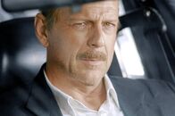 16 Blocks – Der ausgebrannte NYPD-Detective Jack Mosley (Bruce Willis) hat große Alkoholprobleme, ein kaputtes Bein und überhaupt keine Kondition. Im Revier beschränkt er sich darauf, sich pünktlich ein- und auszustempeln. Da erhält er den Auftrag, einen Häftling 16 Häuserblocks entfernt zum Gerichtsgebäude zu bringen.