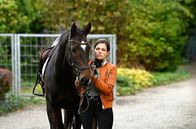 WaPo Bodensee – Jenny Guldenstein (Giulia Goldammer), Pferdenärrin und passionierte Jägerin, ist nach Tod des Familienoberhauptes aus Kanada zurückgekehrt, um die Nachlassangelegenheiten mit ihren Brüdern zu regeln.