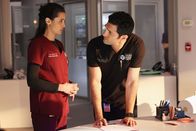 Chicago Med – Chicago Med Staffel 9 Folge 8 Besprechung eines schwierigen Falls: Sophia Ali als Dr. Zola Ahmad, Dominic Rains als Dr. Crockett Marcel Copyright: SRF/NBC Universal