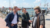 SOKO Wismar – Hafenmeister Pit Peters (Christian Rudolf, r.) hat am Abend einen heftigen Streit zwischen dem Opfer und Tim Horn beobachtet. Karoline Joost (Nike Fuhrmann, M.) und Lars Pöhlmann (Dominic Boeer, l.) fragen sich: Worum ist es in dem Streit gegangen? Und hängen der Streit und der Mord an Ältermann Carl Lauritzen zusammen?