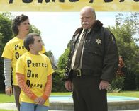 The Middle – Noch ahnt Sheriff Dugan (Richard Riehle, r.) nicht, dass Axl (Charlie McDermott, l.) und Brick (Atticus Shaffer, M.) sich nicht nur aus Nächstenliebe für das zerstörte Wahrzeichen von Orson einsetzen ...