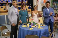 Jane the Virgin – (v.li.) Jaime Camil (Rogelio de la Vega), Ivonne Coll (Alba Villanueva), Gina Rodriguez (Jane Gloriana Villanueva), Justin Baldoni (Rafael Solano).