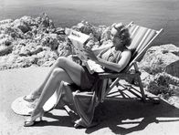 Universum History – Marlene Dietrich 1939 am Felsenstrand am Cap d’Antibes.