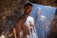 Spartacus – Spartacus (Liam McIntyre, l.) dringt mit mehreren Gefährten in die Minen von Lucania ein, um Naevia zu finden. Mira (Katrina Law, r.) kann den Vorarbeiter überwältigen und von ihm erfahren, wo Crixus' große Liebe ist ...
