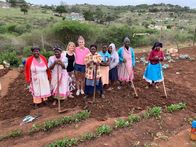 Verrückt nach Meer – Die Passagierinnen Gabi und Julia besuchen das Zulufadder Projekt in Suedafrika, eine Wohltaetigkeitsorganisation, die sich auf Bildung und nachhaltige Projekte fuer Kinder und Jugendliche aus laendlichen Gebieten in Suedafrika konzentriert. In Eshowe treffen sie Nick, den Verwalter von Zulufadder.