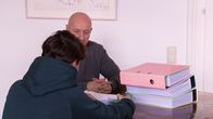 Schauplatz Gericht – Der 14-jährige Sohn und sein Vater bekämpfen vor Gericht das Testament, das die verstorbene Frau M. zwei Tage vor ihrem Tod im Krankenhaus unterzeichnet hat