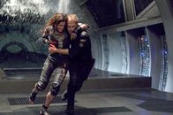 Pandorum – Haben keine ganze Stunde mehr, bis das Raumschiff den Energietod stirbt und die Mission, die Menschheit zu retten, gescheitert ist: Bower (Ben Foster, r.) und Nadia (Antje Traue, l.), die auf ihrem Weg zum Reaktor von mörderischen Mutanten und durchgeknallten Astronauten gejagt werden ...